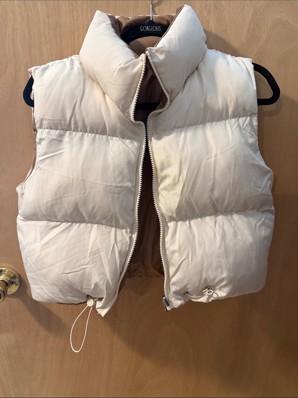 Cropped reversible Puffer Vest in Cream/brown